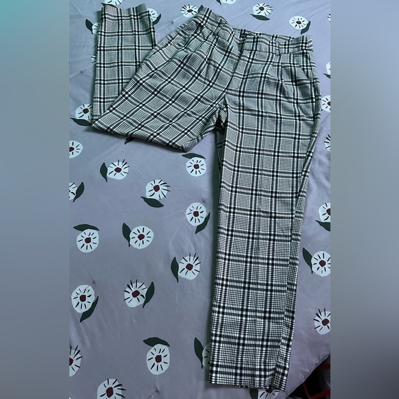 Abercrombie & Fitch Black & White Plaid Pants - Picture 8 of 12